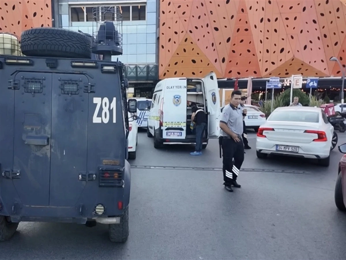 &Uuml;mraniye'de alışveriş merkezinde silahlı saldırı: 2 yaralı 
