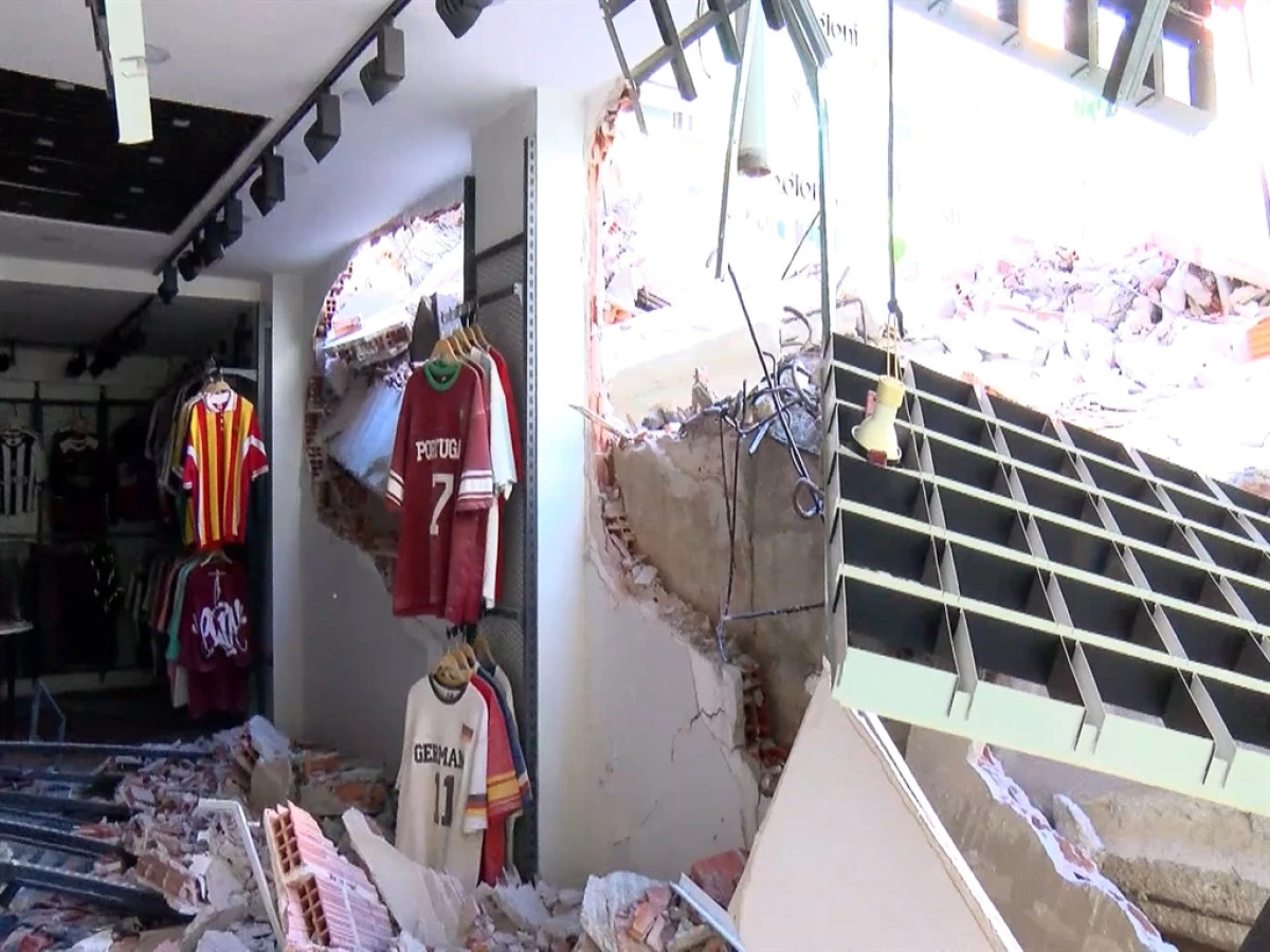 &uuml;ng&ouml;ren&rsquo;de yıkım sırasında &ccedil;&ouml;ken apartman nedeniyle 2 bina tahliye edildi