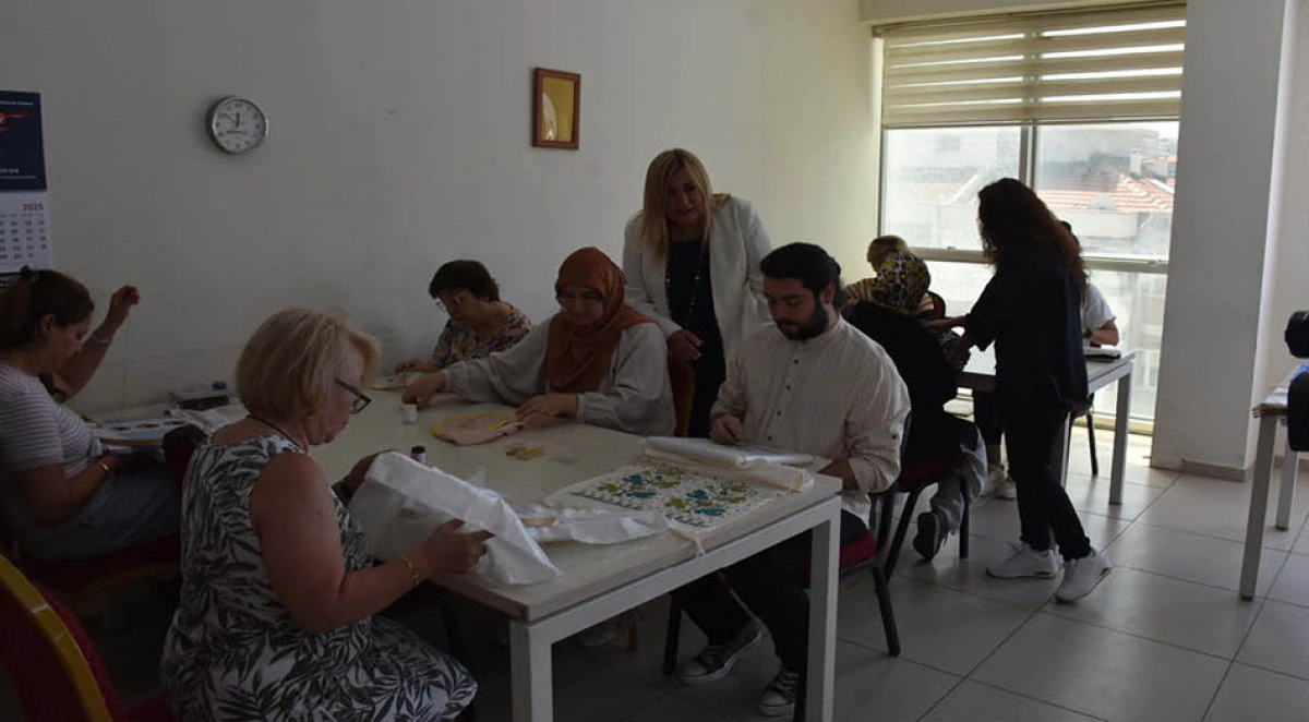 Unutulmaya yüz tutmuş geleneksel nakış işlemelerini dokuyup, geleceğe taşıyor