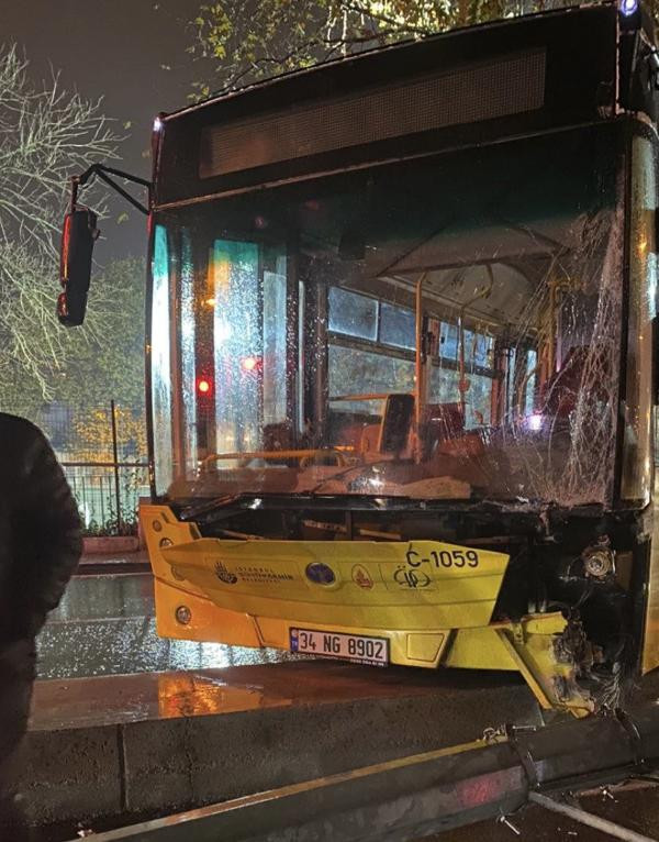 Üsküdar'da İETT otobüsü aydınlatma direğine çarptı