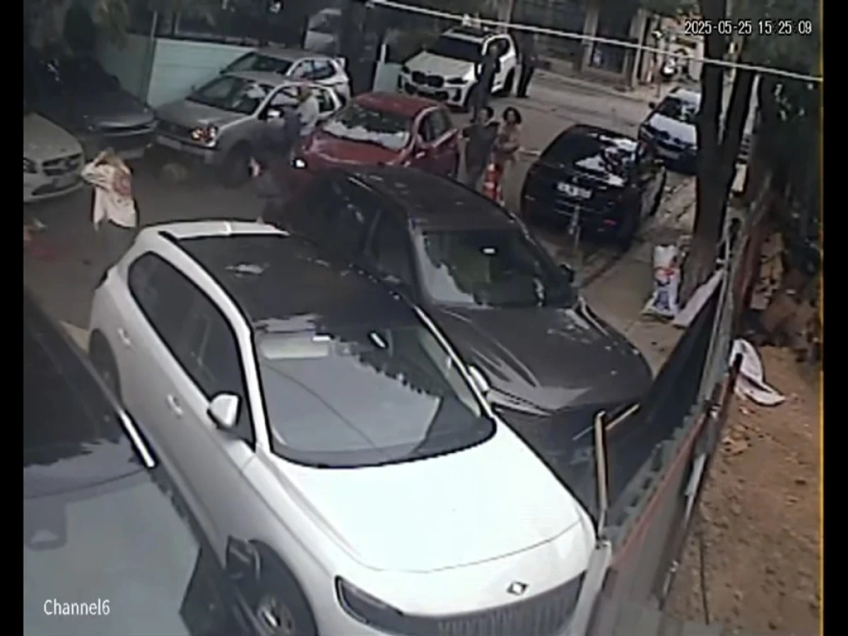 Üsküdar’da otomobil yayaya çarptı; kaza anı kamerada