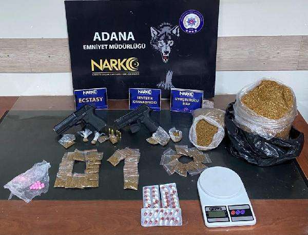 Uyuşturucu paketlerini, asma ağacına gizlemiş