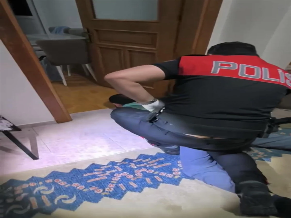 Uyuşturucu serasına çevrilen eve baskın: Polis kapıyı kırarak açtı 