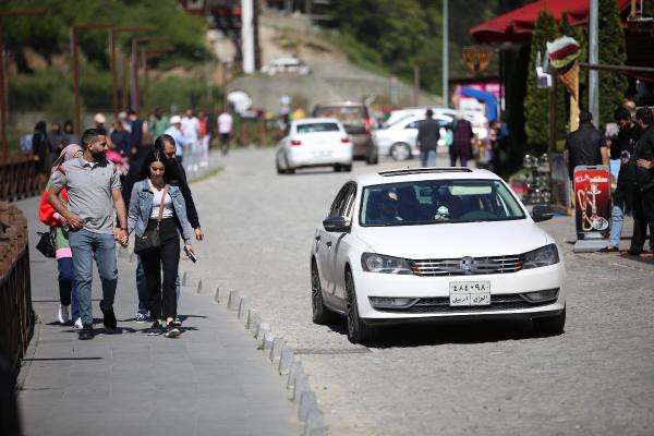Uzung&ouml;l'e tatilci akını ; kilometrelerce ara&ccedil; kuyruğu oluştu