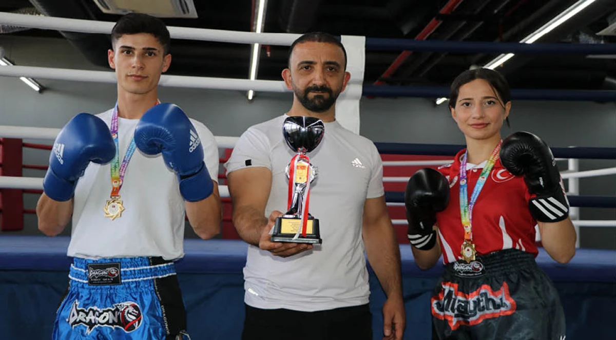 Van YYÜ'den iki sporcu, muaythai şampiyonasında Türkiye birincisi oldu