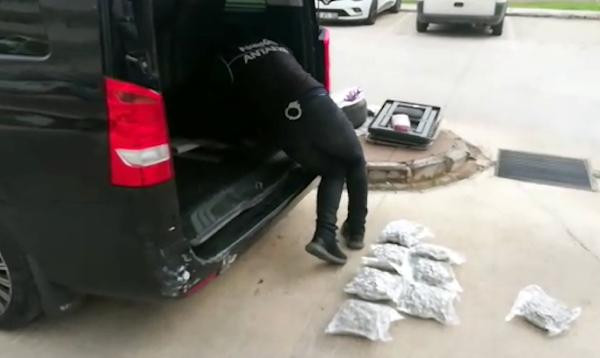 VIP araçla uyuşturucu sevkiyatı polise takıldı