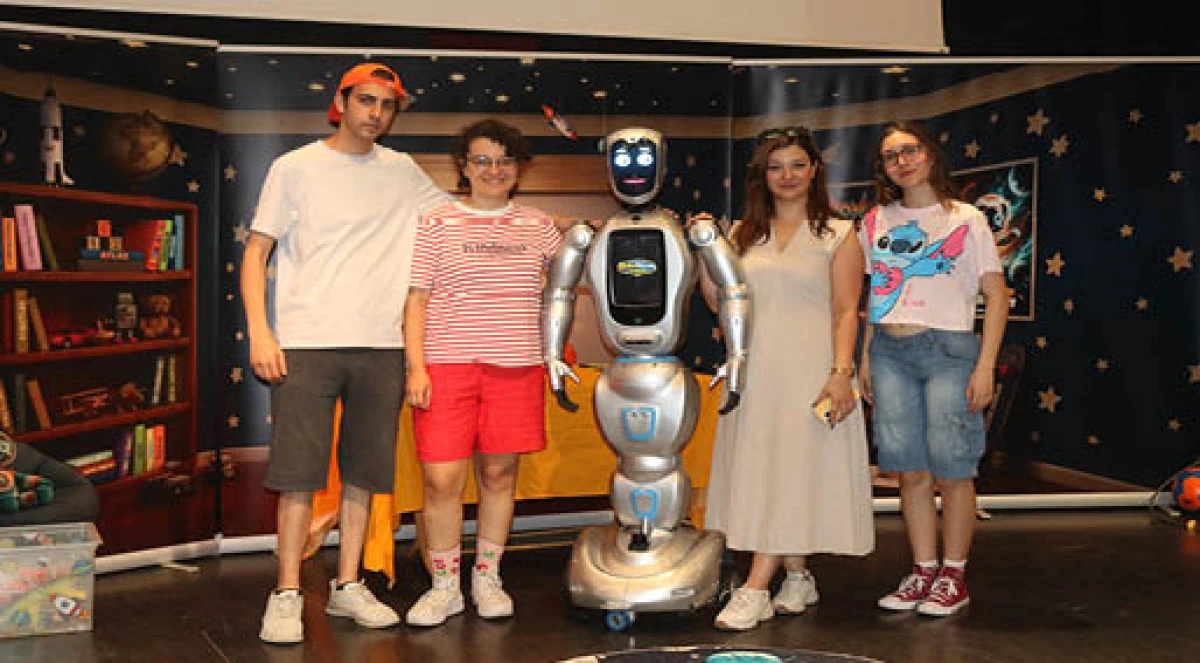 Yapay zeka destekli robot, &ccedil;ocuk tiyatrosunda sahneye &ccedil;ıktı