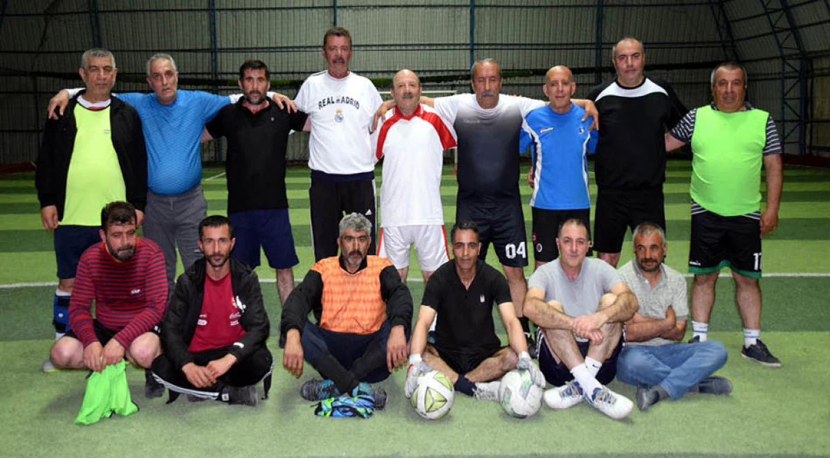 Yaşları 55-70; 40 yıldır halı sahada futbol oynuyorlar