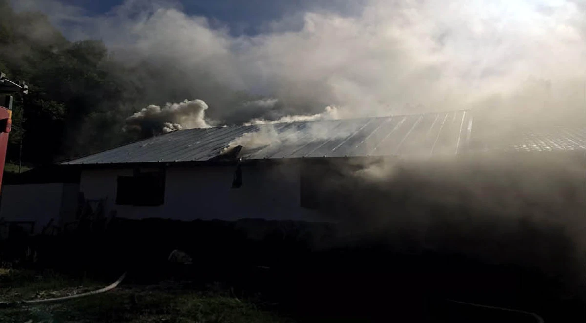Yayla evinde çıkan yangında 4 kişi dumandan etkilendi