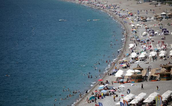 Yaz tatili, gençleri Antalya sahillerine akın ettirdi