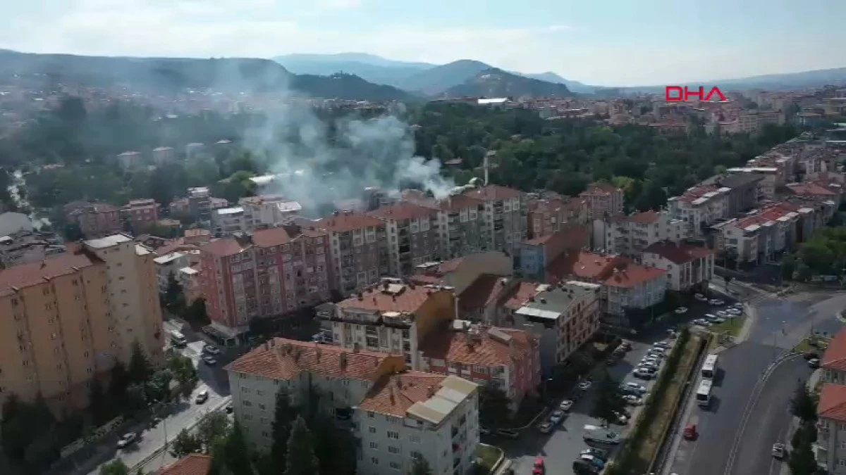 Yıldırım d&uuml;şen apartmanın &ccedil;atısında yangın &ccedil;ıktı