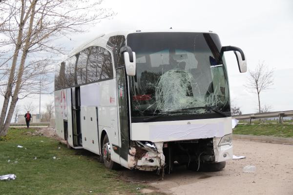 Yolcu otobüsü, beton blok ve bariyerlere çarptı: 17 yaralı
