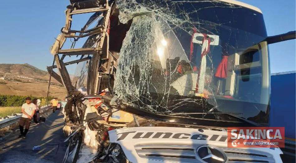 Yolcu otob&uuml;s&uuml;, kargo kamyonu ile &ccedil;arpıştı:16 kişi yaralandı