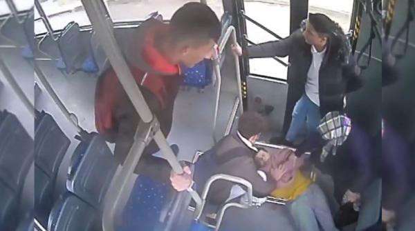 Yolda fenalaşan kadını hastaneye, belediye otobüs şoförü yetiştirdi