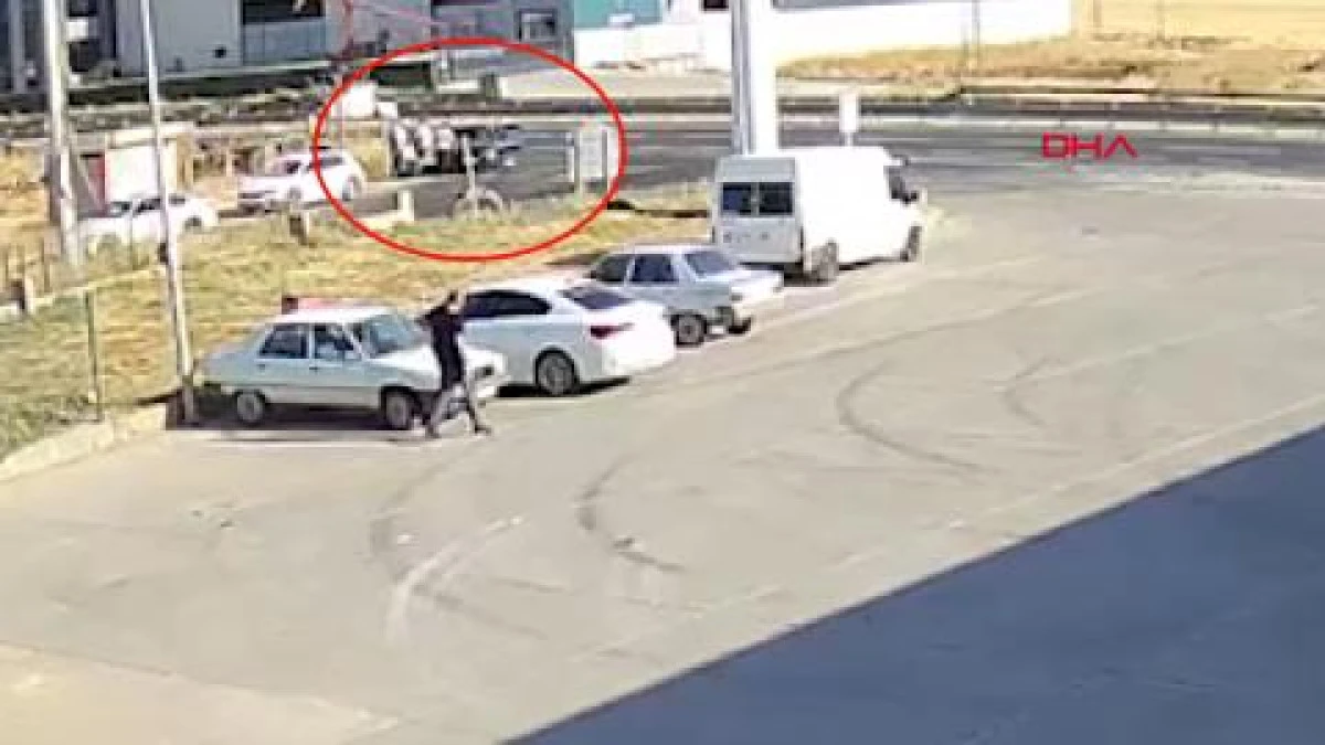 Yolunu kesip darbettikleri kişinin ruhsatlı tabancasını alıp ka&ccedil;tılar