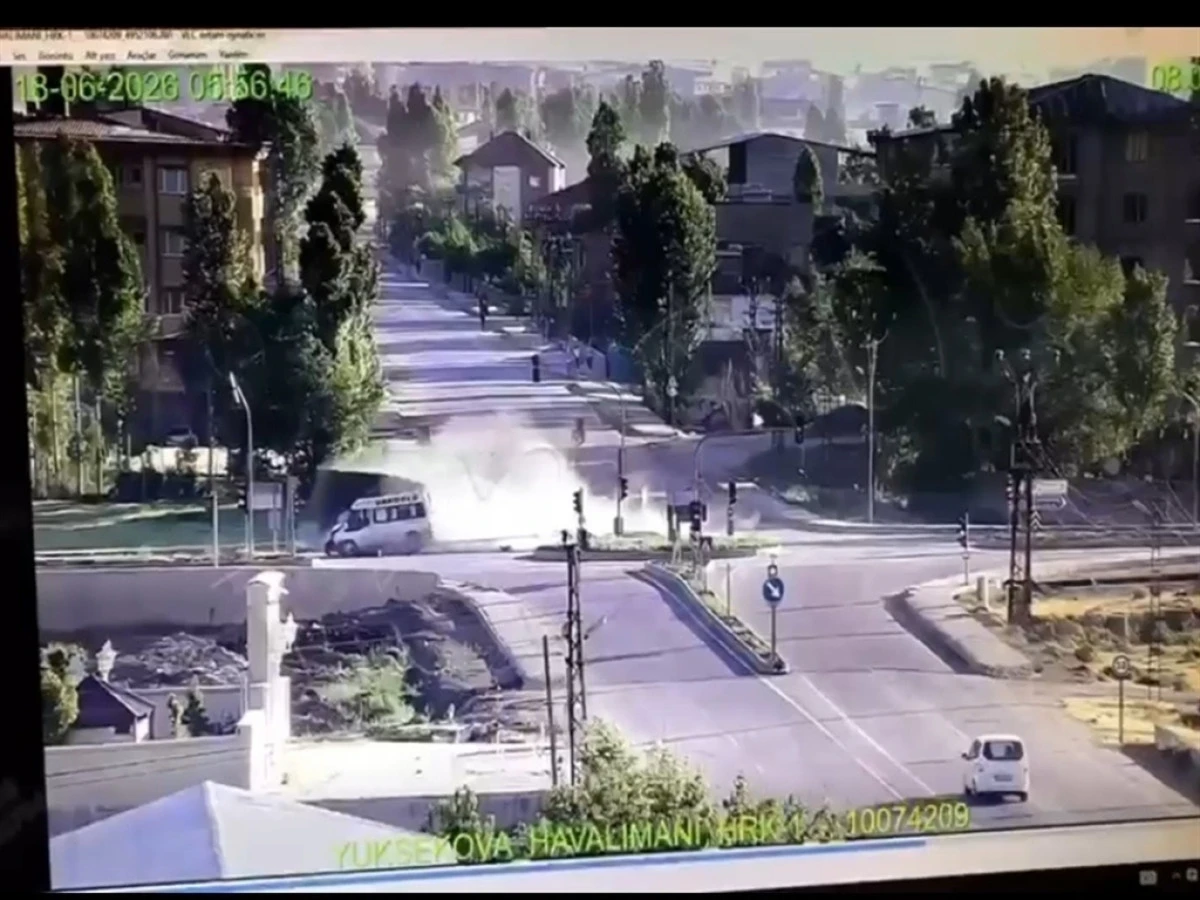 Y&uuml;ksekova&rsquo;da kavşakta minib&uuml;s ile kamyon &ccedil;arpıştı: 3 &ouml;l&uuml;, 2 yaralı