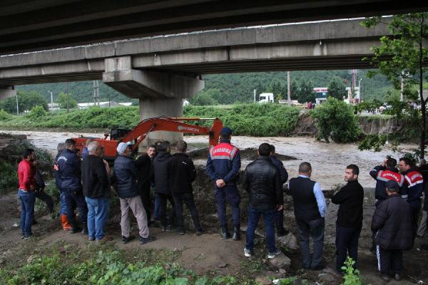 Düzce'de yolları açmaya çalışan operatör, sel sularına kapıldı