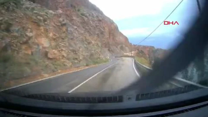 Mersin'de cipin kaya par&ccedil;alarının altında kaldığı heyelan kamerada