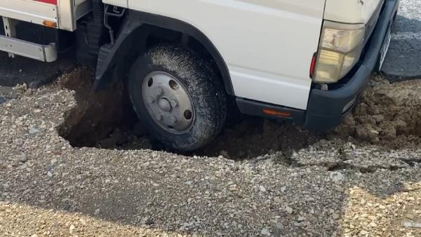 Beylikdüzü'nde yolun çökmesi sonucu bir kamyonet içine düştü