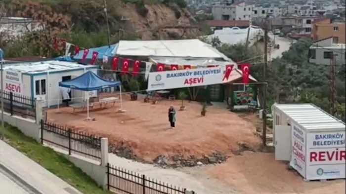 Bakırköy Belediyesi, deprem bölgesinde günde 5 bin kişiye yemek veriyor
