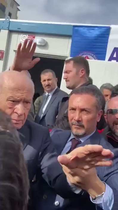 MHP Genel Başkanı Devlet Bahçeli, Elbistanlıları azarladı: Sessizlik olacak, dağılın gidin!