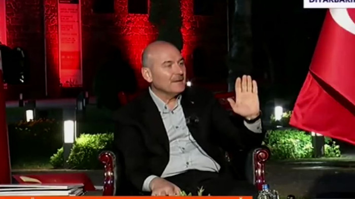 Bakan Soylu'nun kafasına Türk bayrağı düştü.