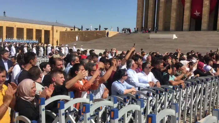 Anıtkabir'de Cumhurbaşkanı Erdoğan'ı gören AK Partili vatandaşlar slogan attı