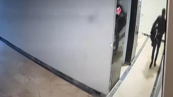 Apartmandaki bebek arabası hırsızları kameralara yakalandı