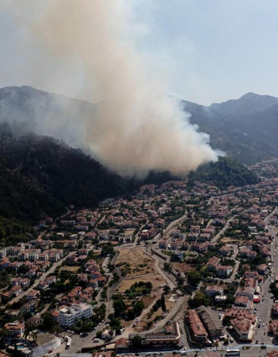 Marmaris'te yerleşim yeri yakınında orman yangını