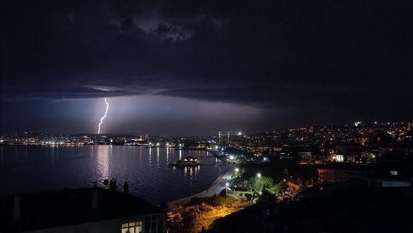 İSTANBUL'DA ŞİMŞEKLER GECEYİ AYDINLATTI 