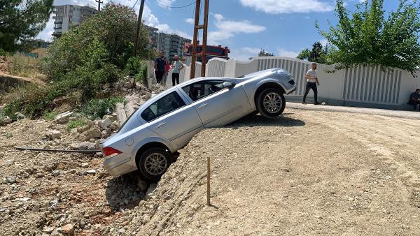 Geri manevra yapan araç yolun kenarındaki şarampole düştü