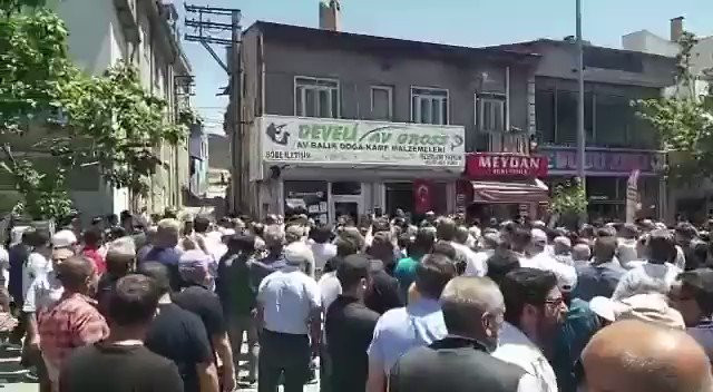 Fahrettin Koca, Dr. Ekrem Karakaya'nın cenazesinde protesto edildi.