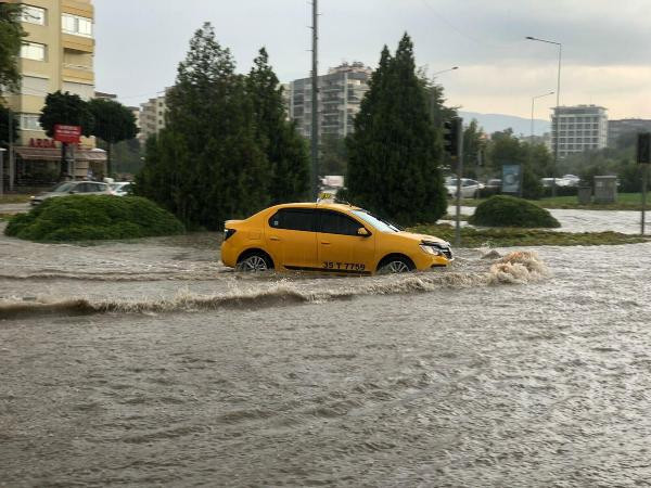 İzmir'de sağanak yağış cadde ve sokakları su içerisinde bıraktı